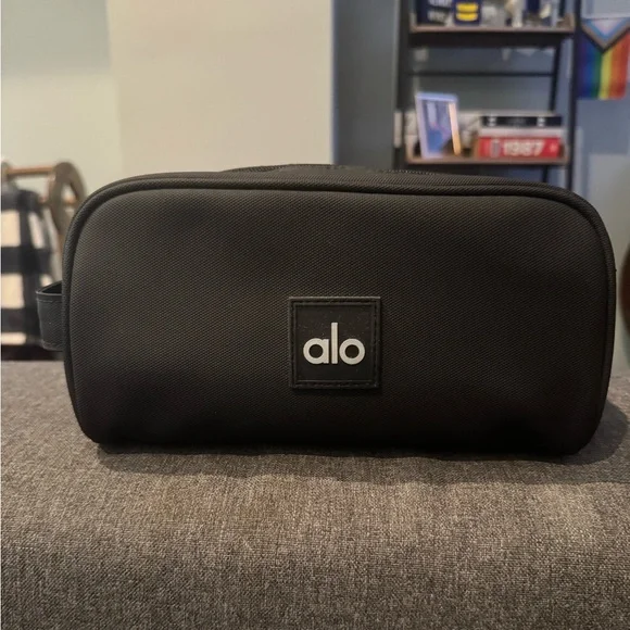 Alo Yoga All In Dopp Kit - Picture 2 of 7